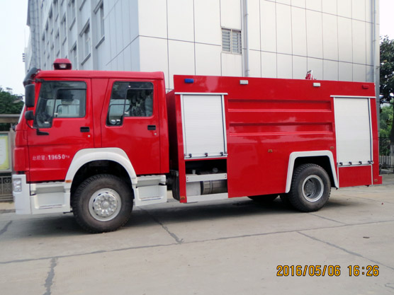 重汽豪沃5吨水罐消防车