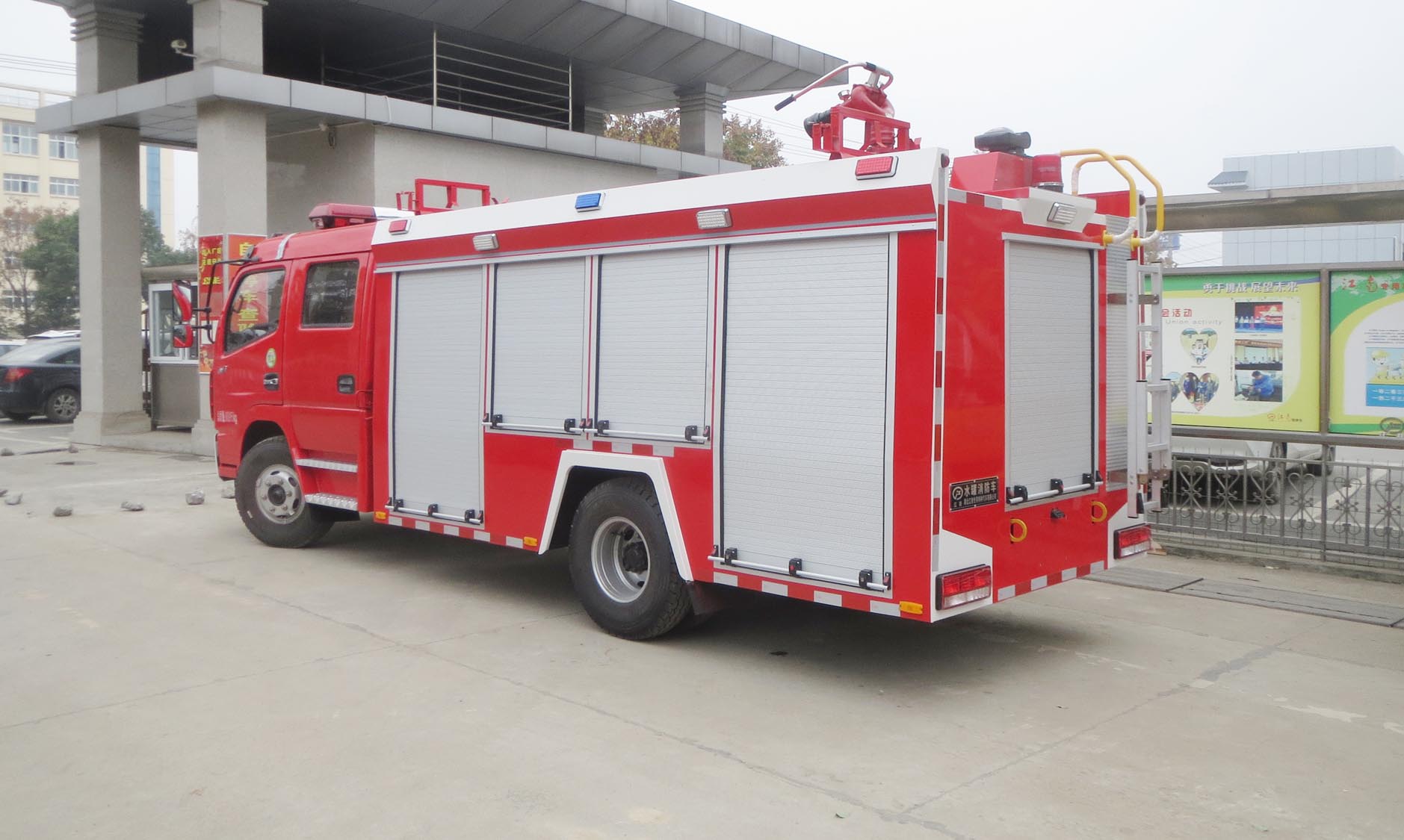 东风多利卡3.5-4吨水罐消防车