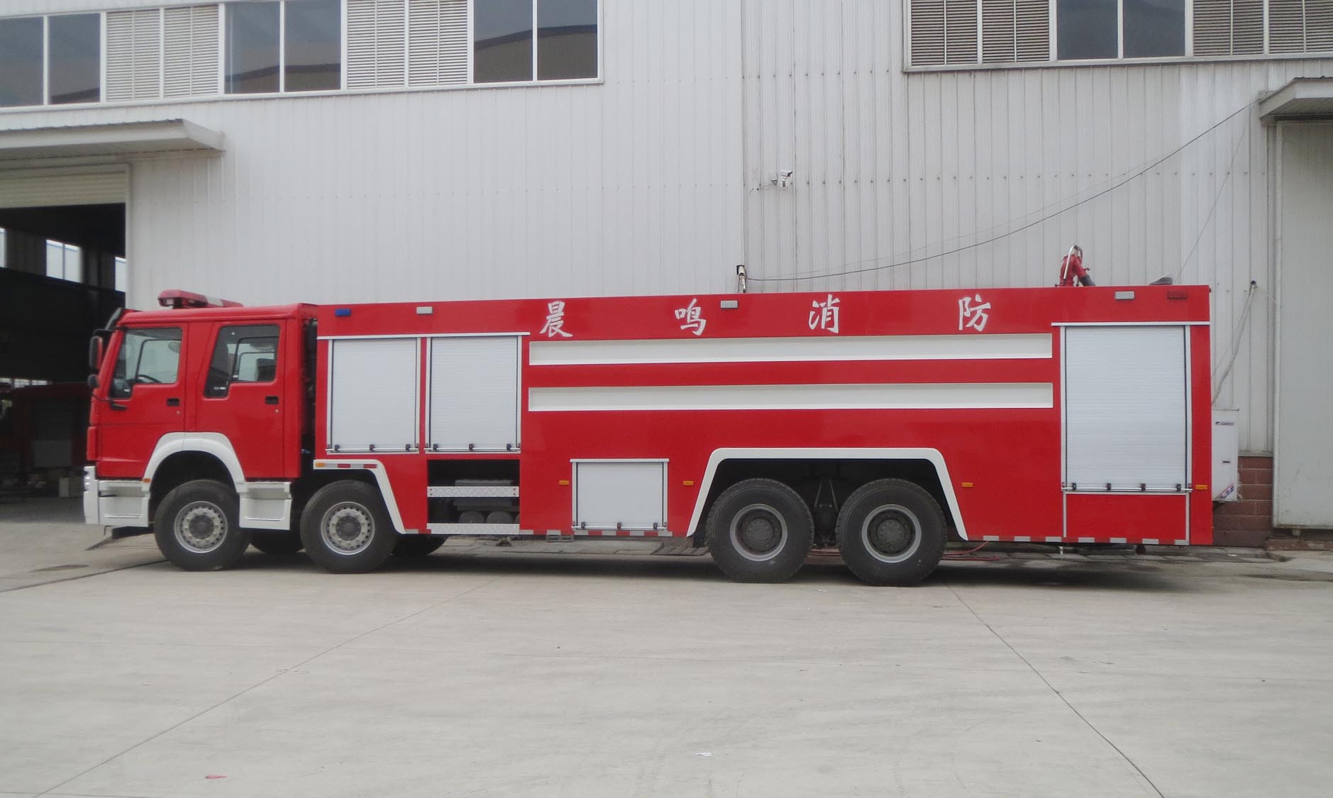 重汽豪沃25吨水罐消防车